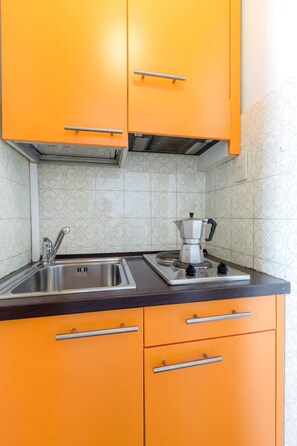 Kühlschrank, Mikrowelle, Herdplatte, Wasserkocher mit Kaffee-/Teezubehör