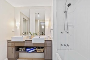 Shower, hair dryer, towels, shampoo - Tropical Resort Apartment w/ 9 Pools & Gym (Westcourt)
