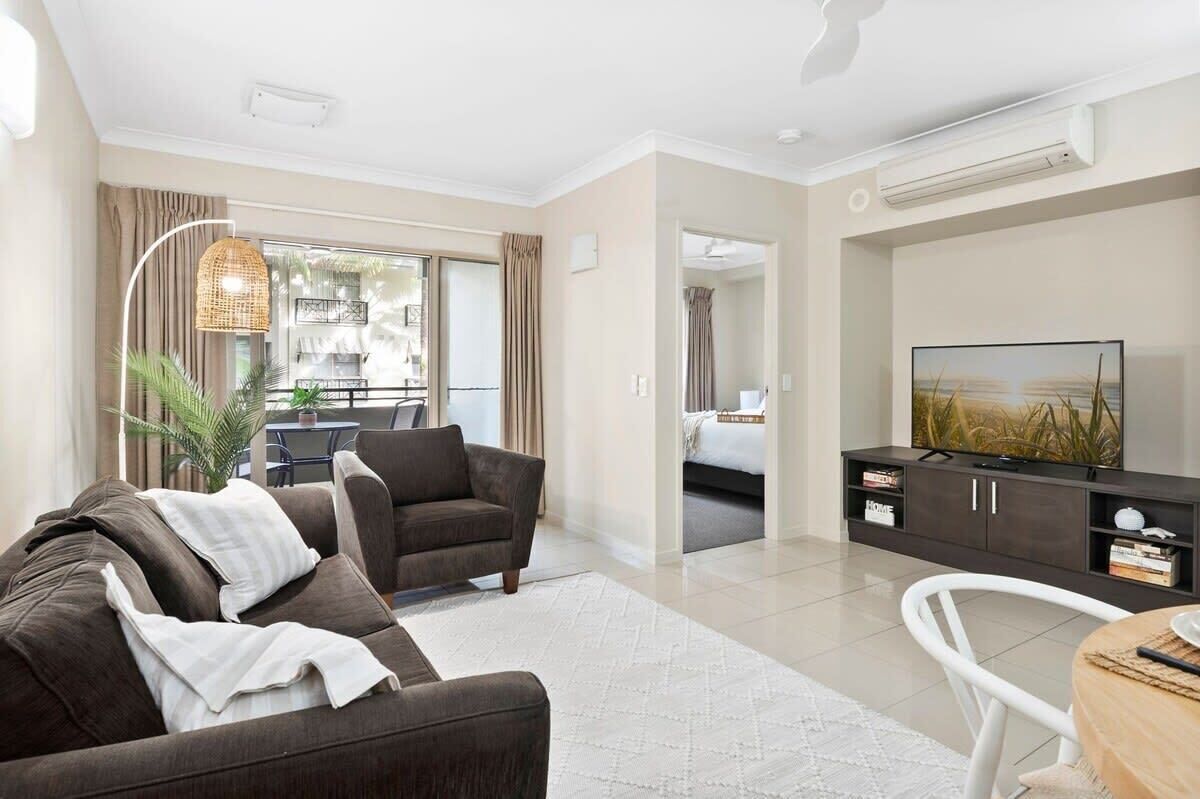 Televisio, kirjoja, työhuone