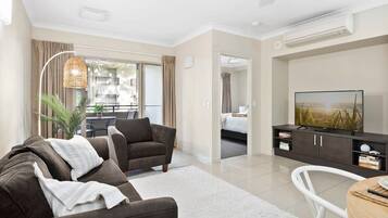 Televisio, kirjoja, työhuone