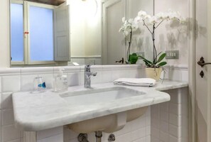 Regadera, secadora de cabello, toallas 