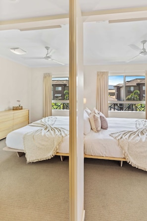 1 bedroom, desk, iron/ironing board, WiFi - Luxury Apartment w/ Pools, BBQ & Gym Access (Westcourt)