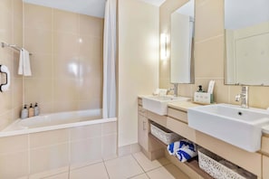 Shower, hair dryer, towels, shampoo - Luxury Apartment w/ Pools, BBQ & Gym Access (Westcourt)