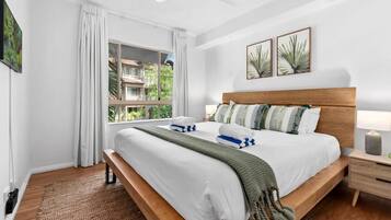 2 soverom, skrivebord, strykejern/-brett og reiseseng for barn