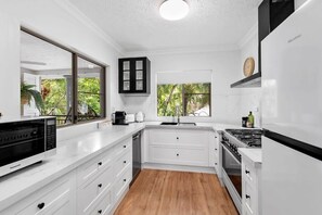 Kjøleskap, mikrobølgeovn, ovn og kokeplater