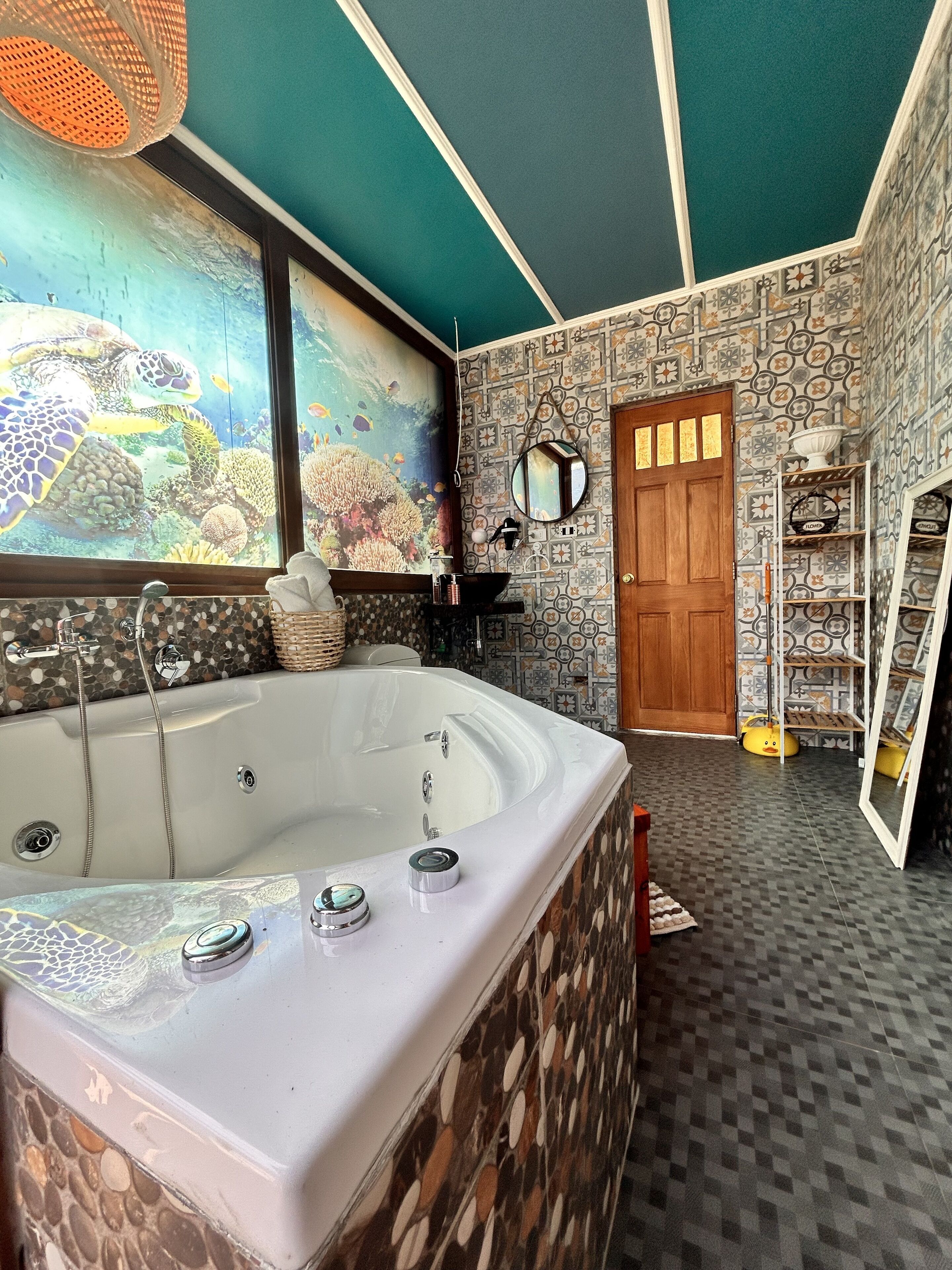 Une salle de bain avec une grande baignoire, une douche, un miroir et une porte.