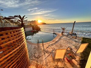 Una piscina al aire libre