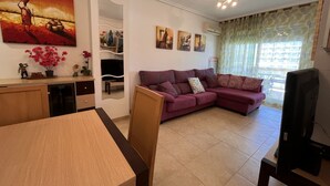 TV - This charming flat offers spacious and relaxing views of the pool and beach, providing an unrivalled holiday experience. Situated second line, it is only about 300 metres from the beach and in close proximity to parks, the spa, a variety of restaurants a (OROPESA)