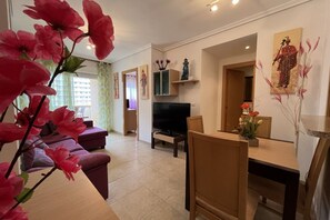 TV - This charming flat offers spacious and relaxing views of the pool and beach, providing an unrivalled holiday experience. Situated second line, it is only about 300 metres from the beach and in close proximity to parks, the spa, a variety of restaurants a (OROPESA)