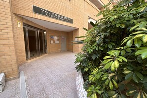 Exterior detail - This charming flat offers spacious and relaxing views of the pool and beach, providing an unrivalled holiday experience. Situated second line, it is only about 300 metres from the beach and in close proximity to parks, the spa, a variety of restaurants a (OROPESA)