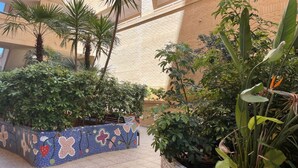A courtyard with tiled flooring, a mosaic planter, and various potted plants. - This charming flat offers spacious and relaxing views of the pool and beach, providing an unrivalled holiday experience. Situated second line, it is only about 300 metres from the beach and in close proximity to parks, the spa, a variety of restaurants a (OROPESA)