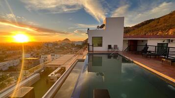 2 albercas al aire libre