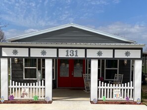 Exterior detail - PERFECT FOR THE TOTAL SOLAR ECLIPSE: Cozy 1-bedroom house in fantastic Kingsland (Kingsland)