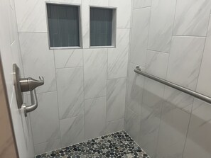 Shower, hair dryer, towels, soap - PERFECT FOR THE TOTAL SOLAR ECLIPSE: Cozy 1-bedroom house in fantastic Kingsland (Kingsland)