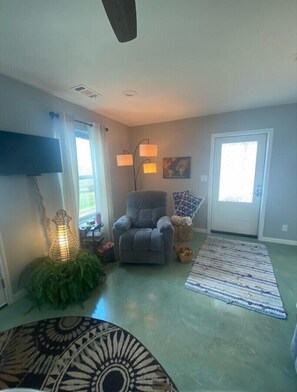 Interior - PERFECT FOR THE TOTAL SOLAR ECLIPSE: Cozy 1-bedroom house in fantastic Kingsland (Kingsland)