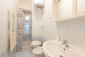 Shower, hair dryer, bidet - GuestHost - Porta Romana - Bright Shelter 350m from M3 (Milano)