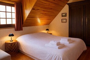 3 bedrooms, desk, travel crib, free WiFi - Maison Torr Penn Nichée Dans les Rochers Roses ! (TREGASTEL)