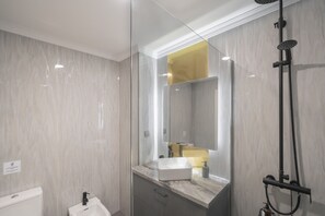 Ducha, secador de pelo, toallas
