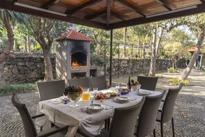 Outdoor dining - On the North Coast, by the sea - Casa do Terreiro (Ponta Delgada)
