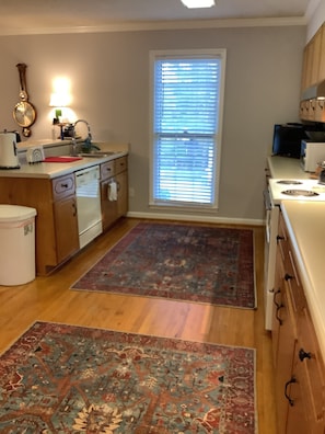 Microwave, dishwasher, cookware/dishes/utensils, dining tables - Convenient 3 Bedroom, 2 Full Bath Masters Rental. 2 Miles/15 minute walk to ANGC (Augusta)