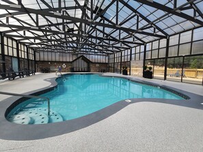 Innendørsbasseng og et oppvarmet basseng