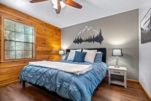 4 habitaciones, escritorio y tabla de planchar con plancha