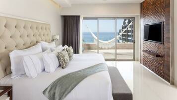 1 habitación, escritorio, tabla de planchar con plancha y cuna de viaje