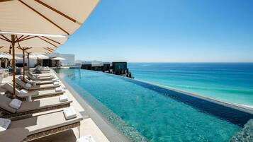 Alberca techada y alberca al aire libre