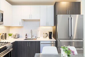 Køleskab, mikrobølgeovn, ovn, kogeplade