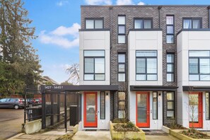 Exterior - 2BR 2BA Capitol Hill Cozy Haven- Rooftop (Seattle)