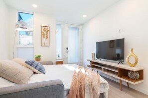 2 bedrooms, desk, iron/ironing board, travel cot - 2BR 2BA Capitol Hill Cozy Haven- Rooftop (Seattle)