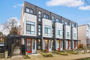 Exterior - 2BR 2BA Capitol Hill Cozy Haven, Rooftop-Near Stadium (Seattle)