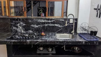 Habitación cuádruple familiar | Cocina privada | Tetera eléctrica, plancha de cocina y horno tostador
