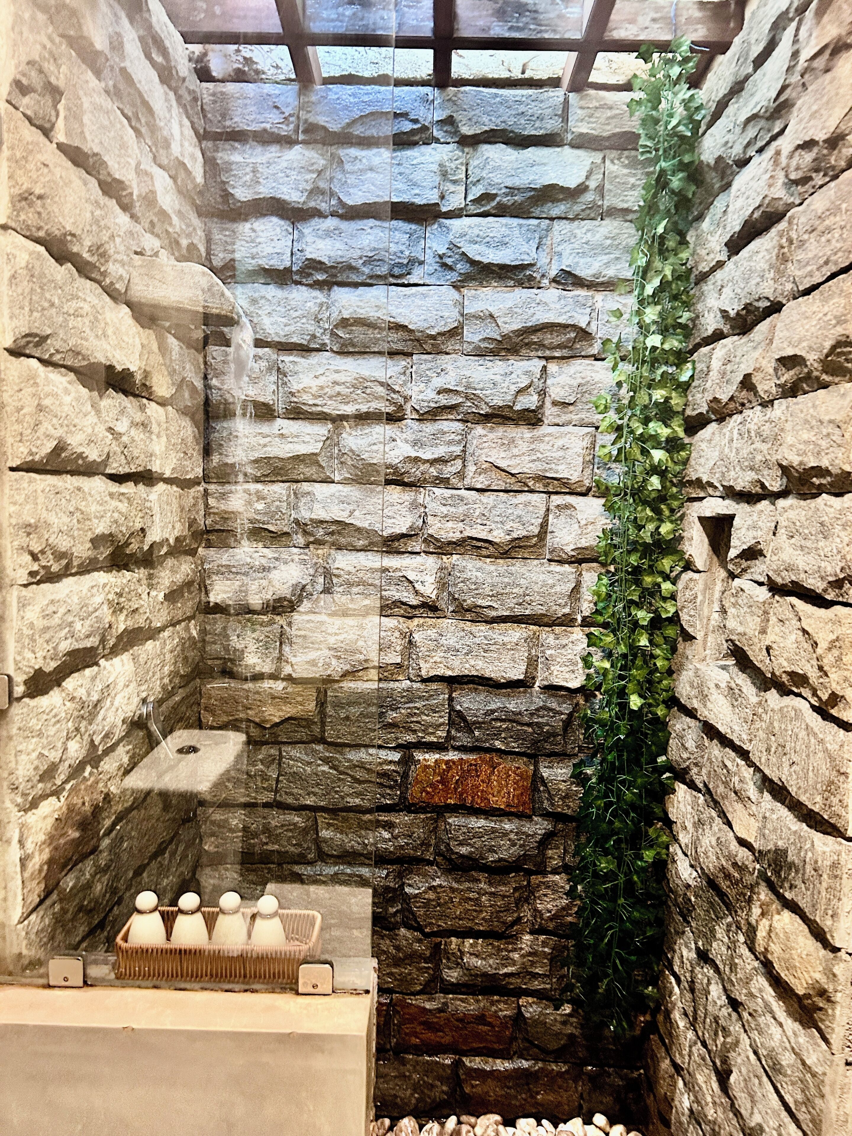 Classic Double Room | Bathroom | Shower, rainfall showerhead, hair dryer, bidet