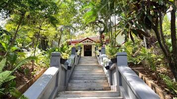 Vista frontal de la propiedad