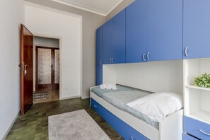 2 bedrooms, iron/ironing board, WiFi, bed sheets - GuestHost - Spacious apartment of about 100 sqm located on the ground floor of a building with elevator, able to comfortably accommodate up to 4 people.The property, equipped with all the main amenities, is located in a strategic position, a few steps fr (Viareggio)