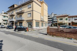 Exterior - GuestHost - Spacious apartment of about 100 sqm located on the ground floor of a building with elevator, able to comfortably accommodate up to 4 people.The property, equipped with all the main amenities, is located in a strategic position, a few steps fr (Viareggio)