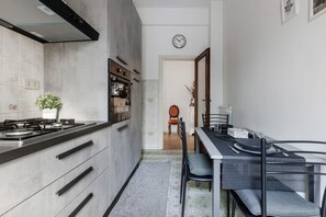 Fridge, oven, stovetop, cookware/dishes/utensils