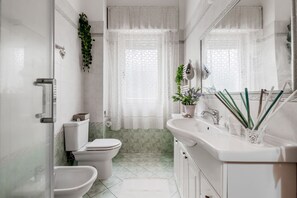 Suihku, hiustenkuivaaja, bidee