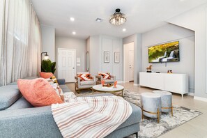 TV - 5 En-Suites | Free Access to Amazing Resort! (Davenport)