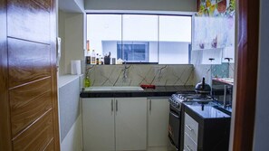 Microones, placa de cuina i utensilis de cuina, vaixella i coberteria 