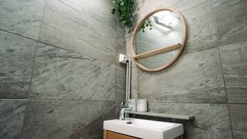 Serviettes fournies, savon, papier toilette