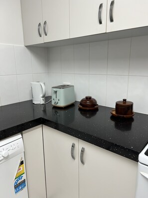 ثلاجة، ميكروويف، موقد طهي مسطح، غسالة أطباق