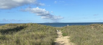 Beachside chill in Bucasia.. Pet Friendly space.