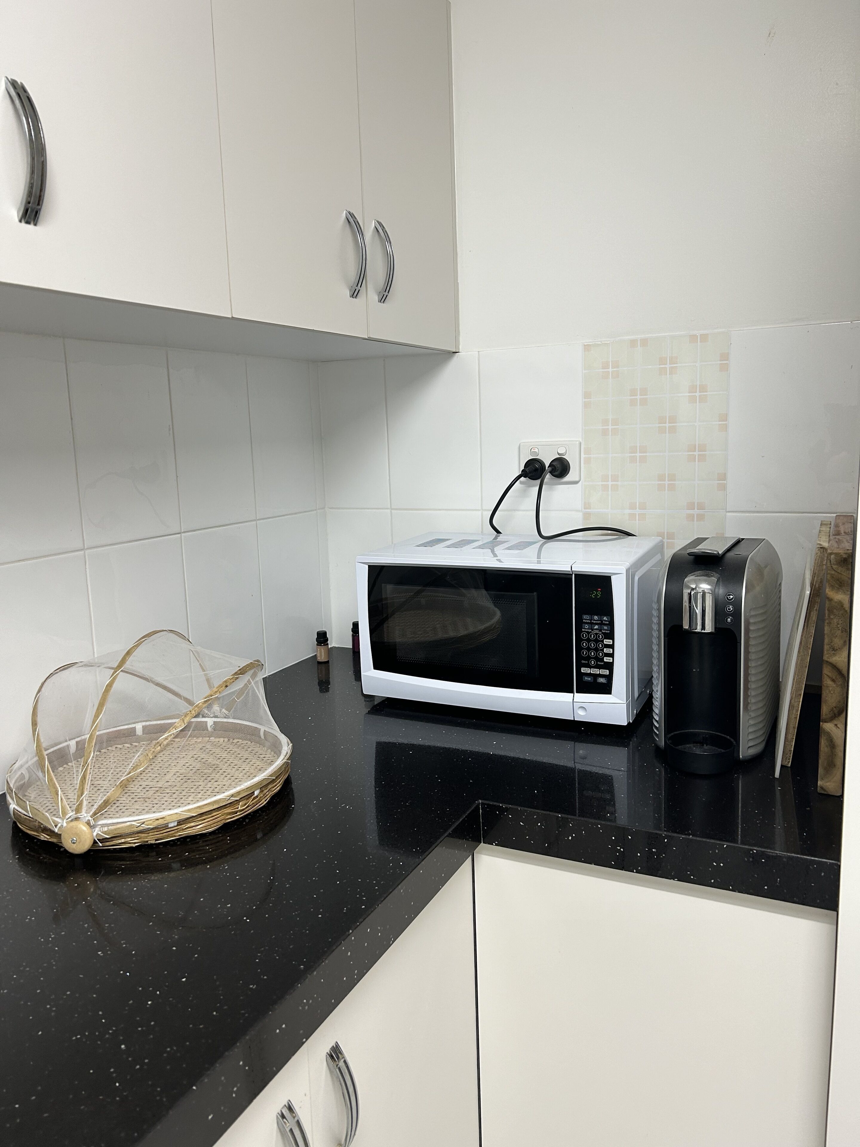 Kühlschrank, Mikrowelle, Herdplatte, Geschirrspüler