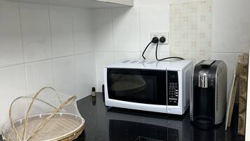 Kühlschrank, Mikrowelle, Herdplatte, Geschirrspüler