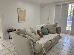 Smart TV - Beachside chill in Bucasia.. Pet Friendly space. (Bucasia)