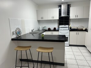 Kylskåp, mikrovågsugn, spishäll och diskmaskin