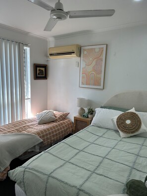 2 bedrooms, iron/ironing board, WiFi, bed sheets - Beach, Sand Relax (Bucasia)
