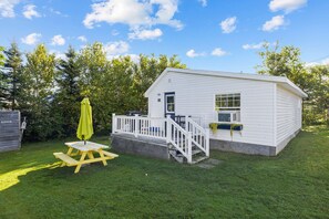 Terrace/patio - Ocean Breeze Cottage, Spacious 2 BRs, living room, full bathroom & a patio.   (York)